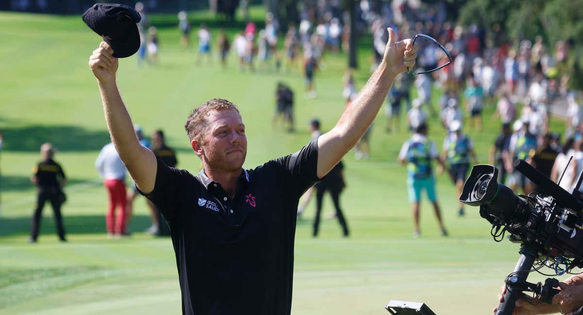 El golfista estadounidense Talor Gooch celebra la victoria en el campeonato LIV Golf Andalucía.