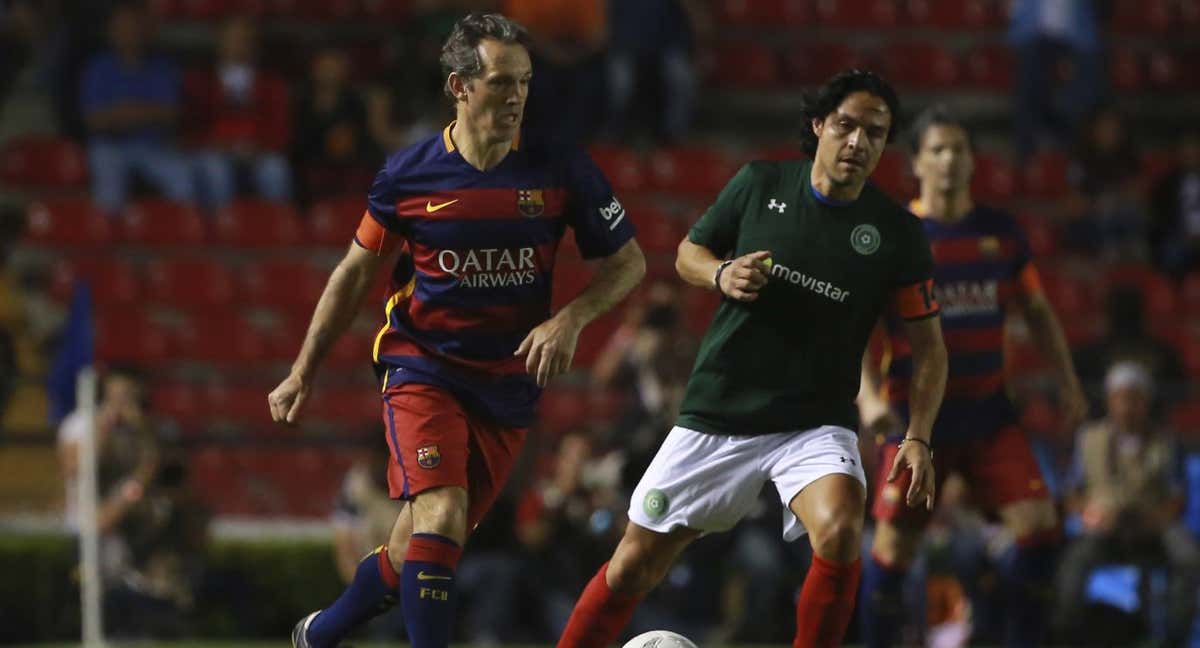 Jon Andoni Goikoetxea junto a Braulio Luna, en un partido de viejas leyendas entre el Barça y México. /Getty Images