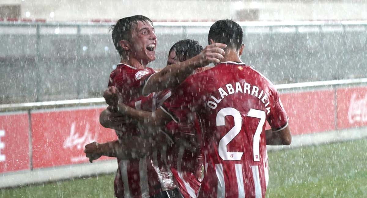 Jauregizar y Olabarrieta celebran un gol del primero en un choque con el filial./Athletic Club