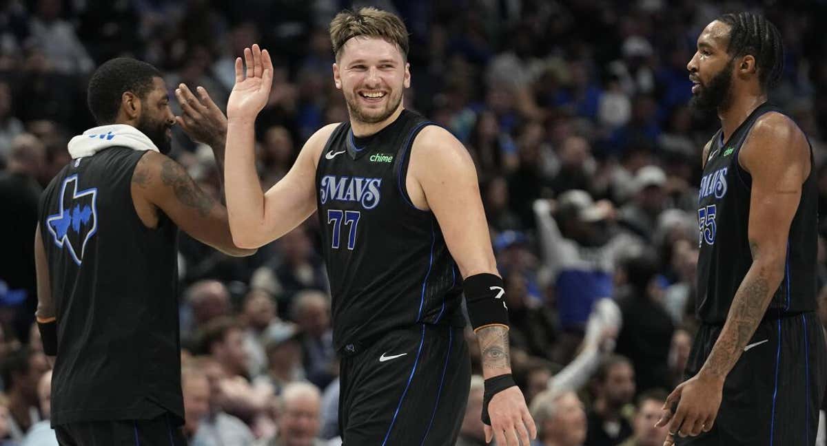 Luka Doncic celebra una de sus canastas con Kyrie Irving durante el partido ante Utah