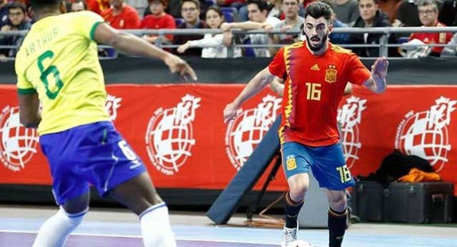 El pívot que fingió alistarse en el Ejército para «sanar» mentalmente regresa a la Selección