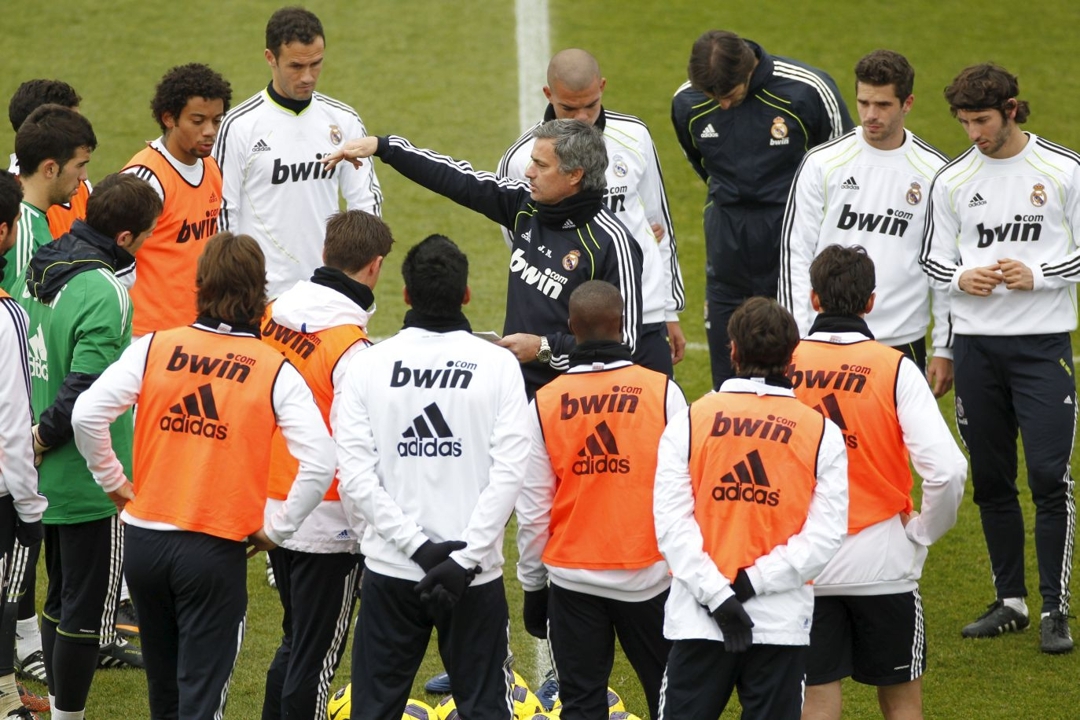 Los futbolistas del Real Madrid rodean a José Mourinho en un entrenamiento del equipo.  EFE