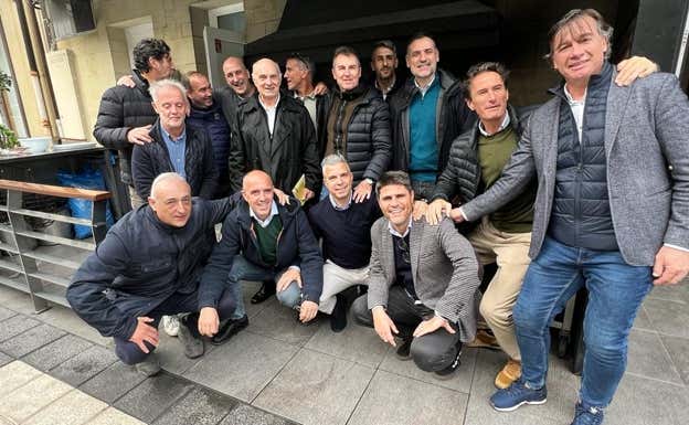 Aitor Arregi, junto a Jose Antonio Irulegi y varios miembros de aquel mítico Villarreal.  Elkano