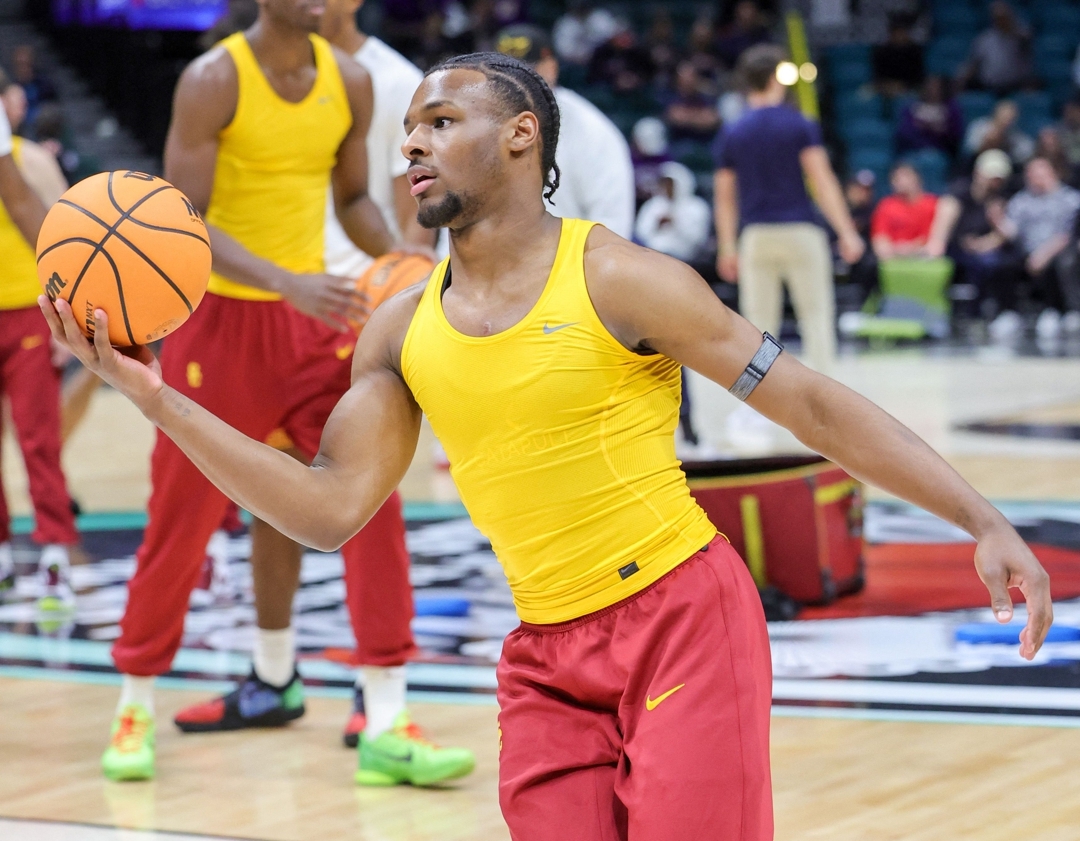 Bronny James durante un calentamiento con USC.  AFP