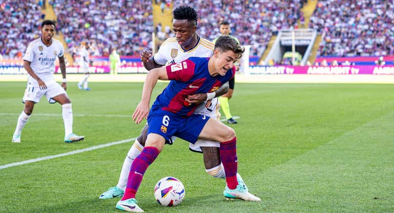 Vinicius y Gavi pelean por un balón durante el último Clásico.