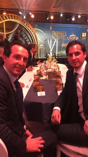 Unai e Igor Emery, en el acto en el que nombró al técnico como mejor entrenador de la Ligue 1.  Relevo