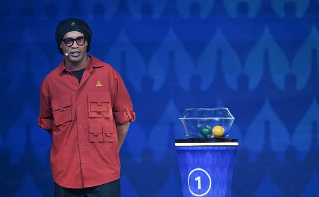 Ronaldinho, durante el sorteo.  AFP