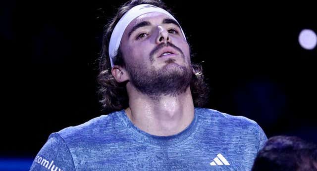 El calvario de Stefanos Tsitsipas que le impide levantarse de la cama y amenaza su calendario para 2024