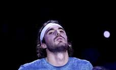 El calvario de Stefanos Tsitsipas que le impide levantarse de la cama y amenaza su calendario para 2024