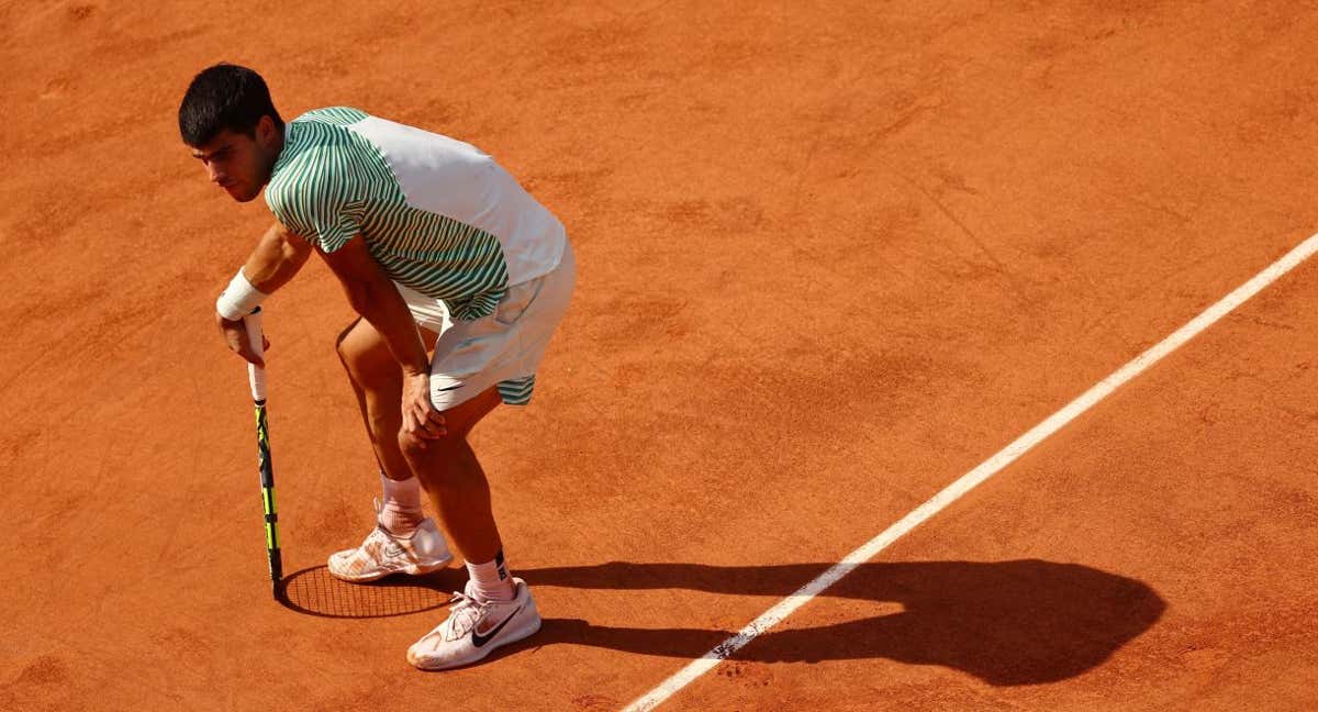 Carlos Alcaraz se toca el gemelo tras los calambres que sufrió en las semifinales de Roland Garros con Djokovic. /