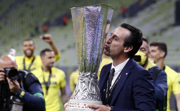 Emery besa la Europa League que consiguió con el Villarreal.  EFE