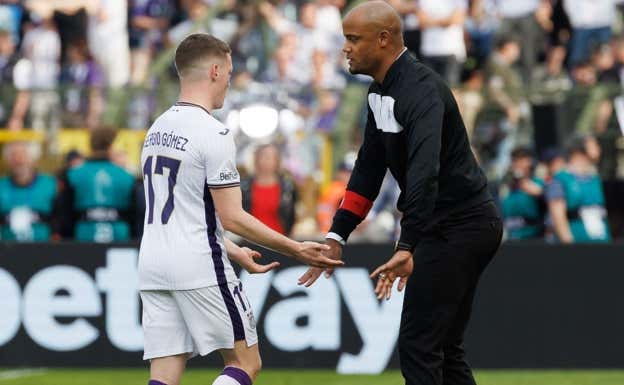 Sergio Gómez y Vincent Kompany, en el Anderlecht. REUTERS