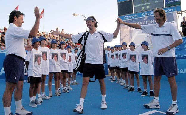 Pato Clavet, durante su homenaje de despedida en 2003.  EFE/Juan Martín