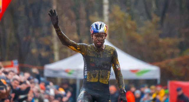 Van Aert regresa al barro con una victoria