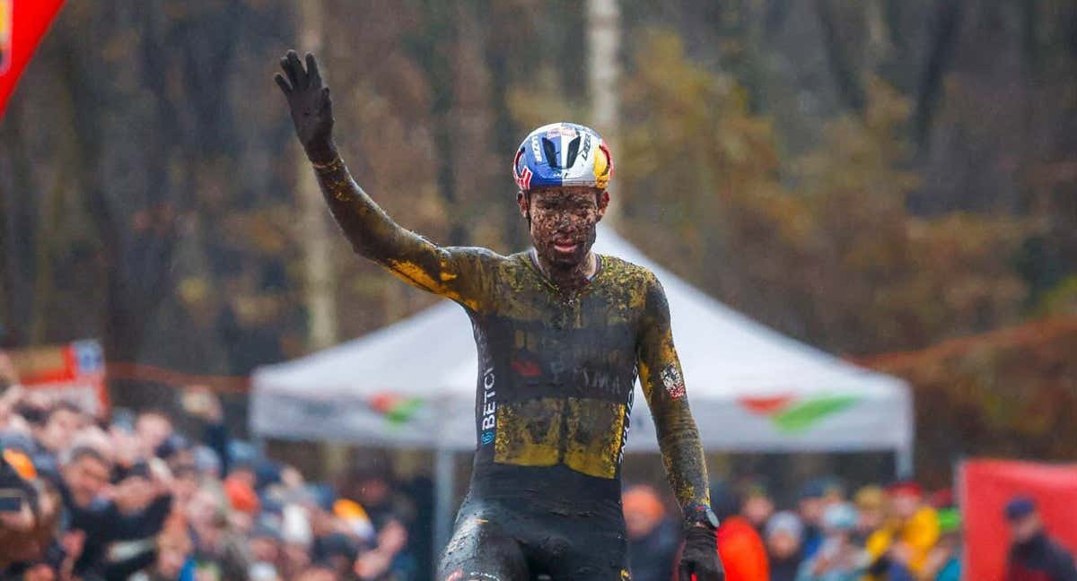 Wout van Aert celebra su triunfo en la carrera de Essen.