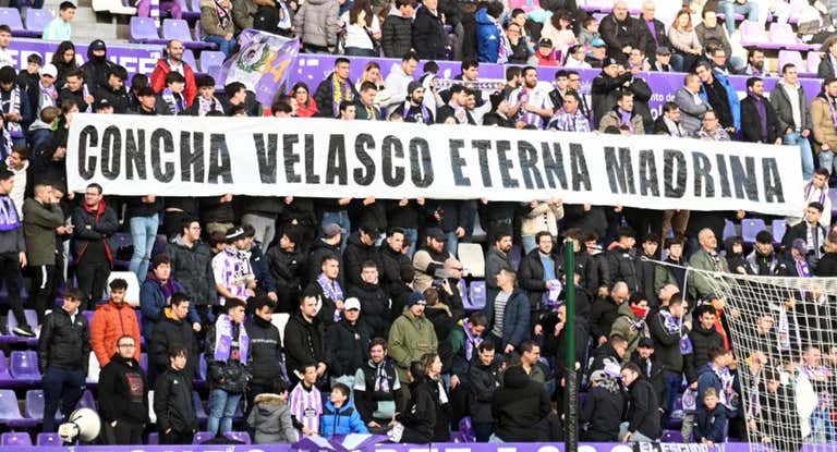 «Concha Velasco, eterna madrina», pancarta que desplegó este sábado la afición pucelana.