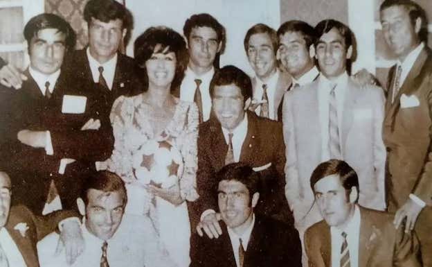 Concha Velasco posa con la plantilla del Valladolid en la temporada 1970-71.  EL NORTE DE CASTILLA