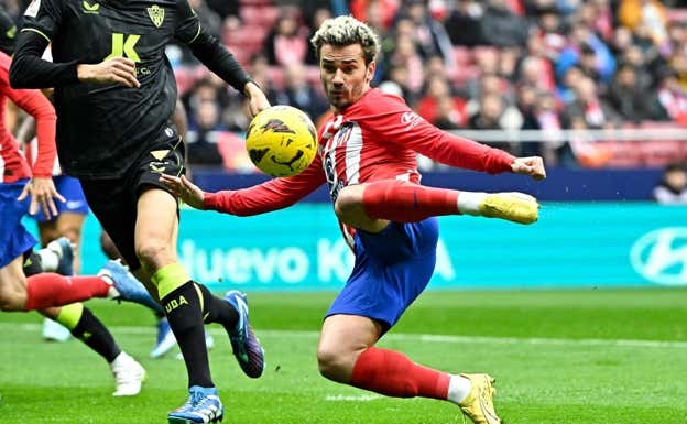 Griezmann marcó un gol en el minuto 5 ante el Almería, pero fue anulado por el VAR.  AFP