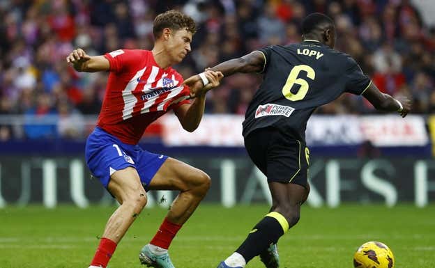 Llorente, en una acción del partido ante Lopy.  REUTERS
