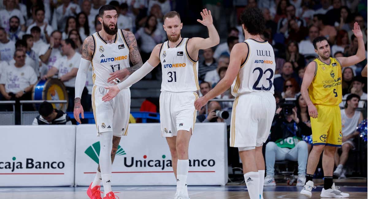 Dzanan Musa, Vincent Poirier y Sergio Llull durante la victoria frente al Dreamland Gran Canaria/ ACB PHOTO