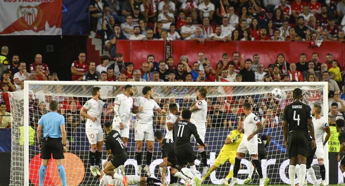 Sevilla y Lens empataron a uno en el partido de ida en el Sánchez Pizjuán. /EFE/Raúl Caro