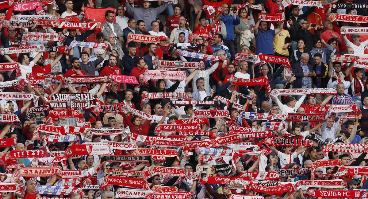 Aficionados del Sevilla durante un partido.