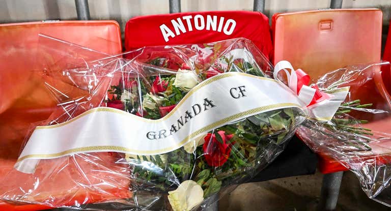 Flores en la localidad del aficionado fallecido.