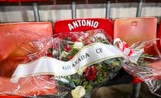 Emotivo homenaje en Los Cármenes al aficionado fallecido: flores, minuto de silencio...
