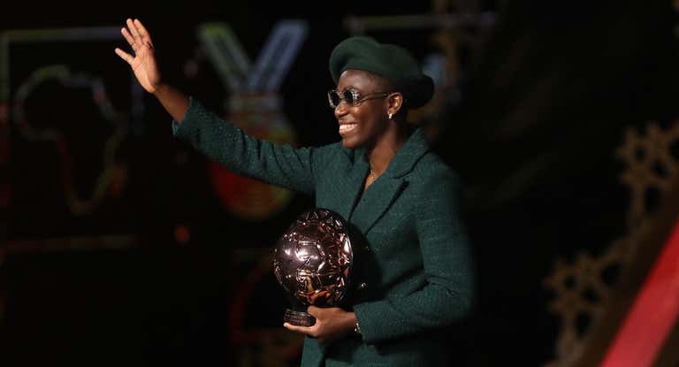 Asisat Oshoala recibe el premio a la mejor jugadora del 2023.