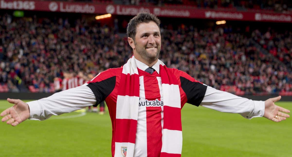 Jon Rahm, durante un homenaje en San Mamés realizado en 2019./Athletic Club