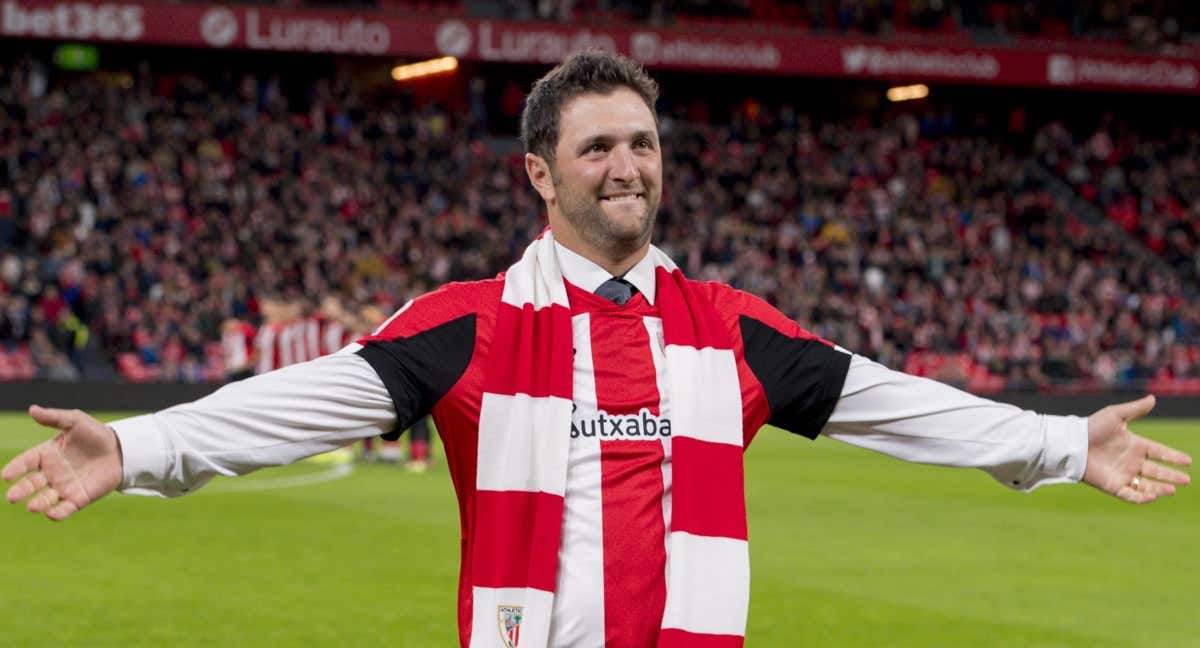 Jon Rahm, durante un homenaje en San Mamés realizado en 2019.