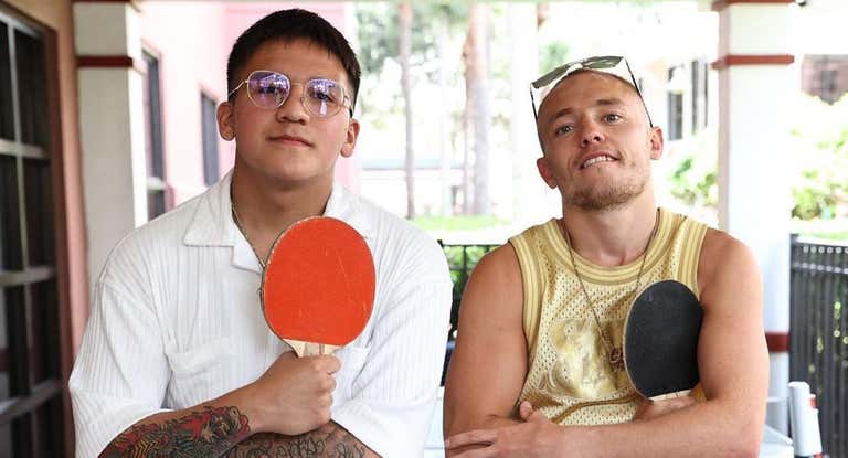 Jesse Rodríguez y Sunny Edwards, tras grabar un vídeo promocional de su combate.