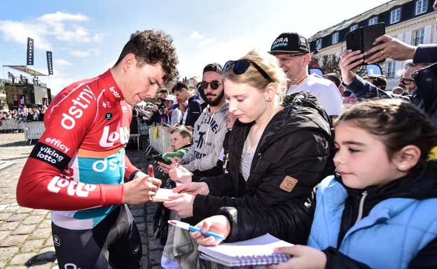 Arnaud de Lie firma autógrafos en la previa de una Paris-Roubaix.  ASO / GAUTIER DEMOUVEAUX