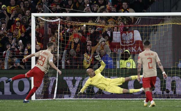 Frankowski marcó el primer gol del partido de penalti.  AFP