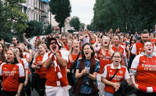 Seguidores del Arsenal de camino al estadio.  ARSENAL WOMEN