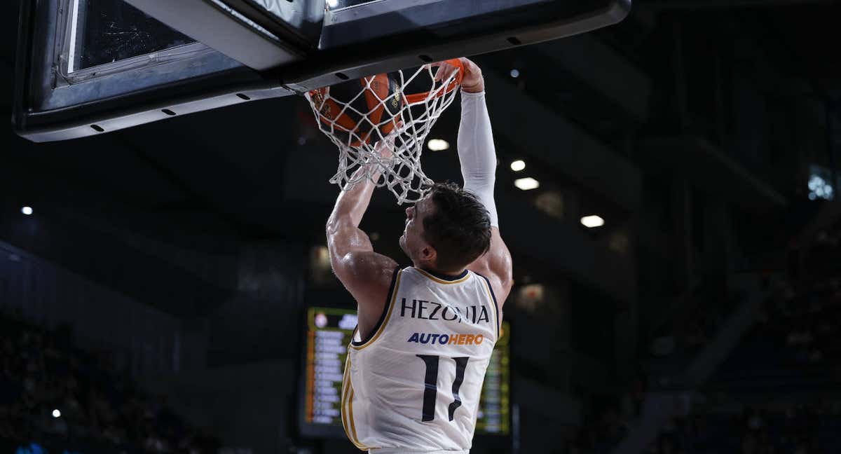 Mario Hezonja hace un mate en un partido. /ACB PHOTO/V. CARRETERO