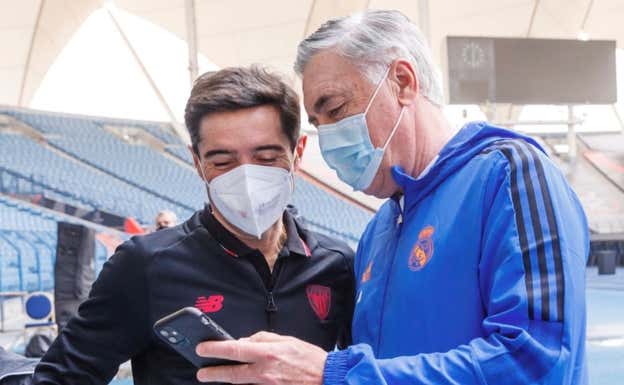 Marcelino y Ancelotti, en la previa de la final de la Supercopa 2022.  EFE