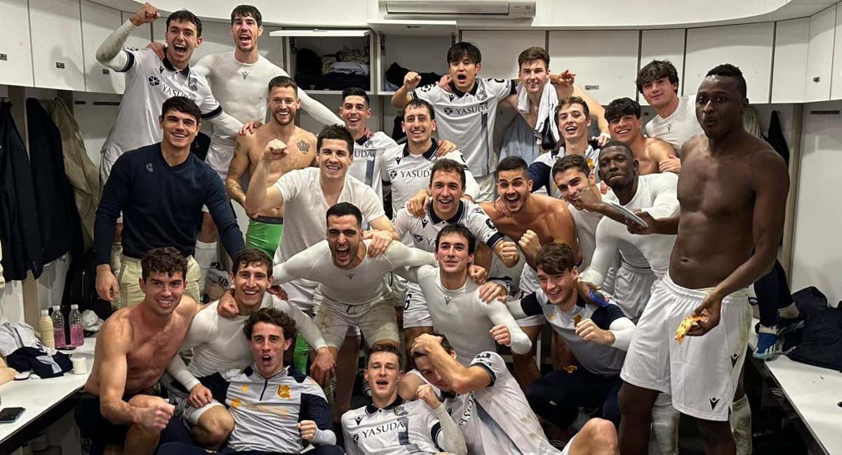 Los jugadores de la Real posaron de esta guisa en el vestuario del Giuseppe Meazza una vez certificado el primer puesto del grupo D. /Real Sociedad