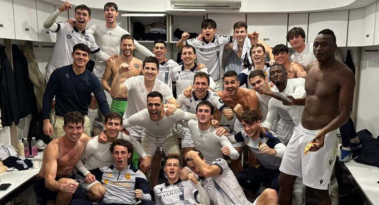 Los jugadores de la Real posaron de esta guisa en el vestuario del Giuseppe Meazza una vez certificado el primer puesto del grupo D.