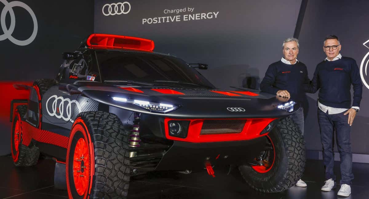 Carlos Sainz y Lucas Cruz, durante la presentación de Audi.