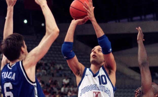 Djordjevic, con la selección de Yugoslavia, en un partido ante Italia.  Reuters