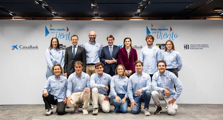 El Sail Team BCN, con el presidente de CaixaBank, José Ignacio Goirigolzarri.