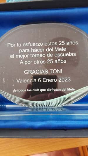 Placa conmemorativa a Toni Gimeno.  Toni Gimeno