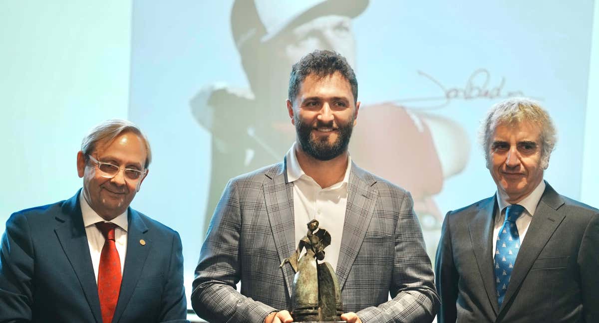 Jon Rahm con su premio 'Dama Bilbaína 2023'.
