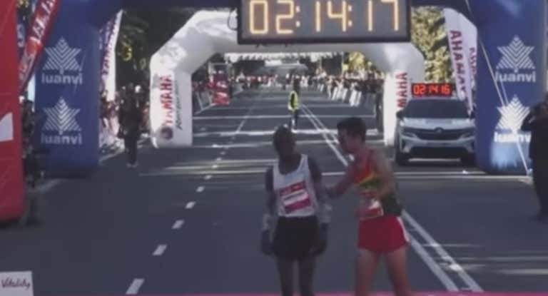 Ricardo Rosado ayuda a Evans Kimtai Kiprono a cruzar la meta.