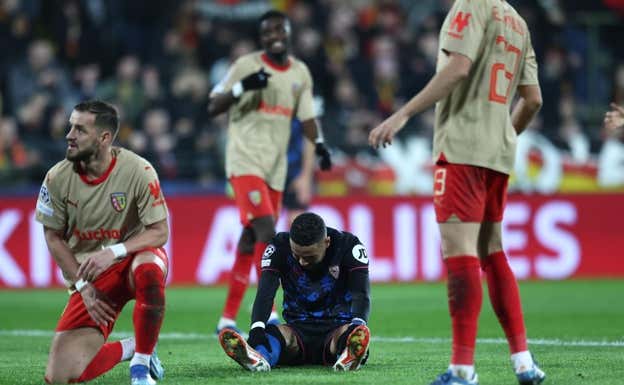 En-Nesyri lamenta la derrota ante el Lens en la sexta jornada de Champions.  EFE