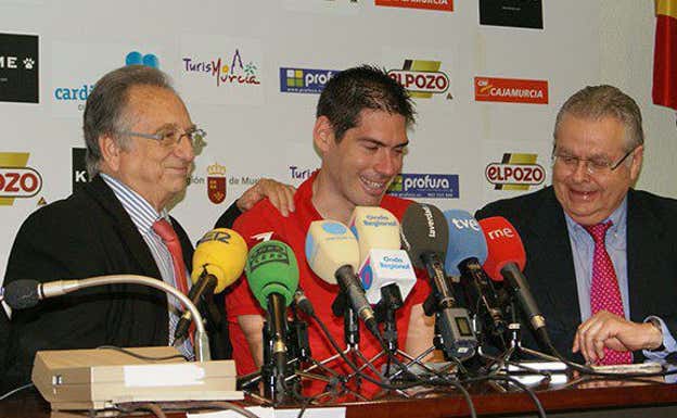 Tomás Fuertes y el presidente José Antonio Bolarín en la despedida de Kike Boned.  ELPOZO MURCIA FS