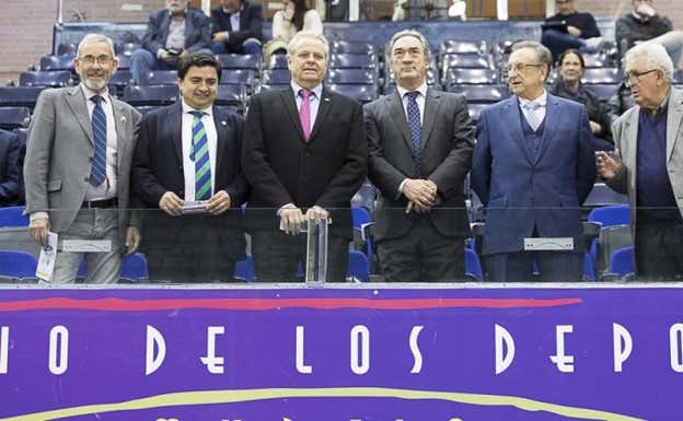 Rafael Jiménez, José García, José Antonio Bolarín, Javier Lozano y Tomás Fuertes en el Palacio de los Deportes de Murcia.  LNFS