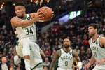 Giannis se venga de los Pacers con 64 puntos y acaba con la fiebre Haliburton
