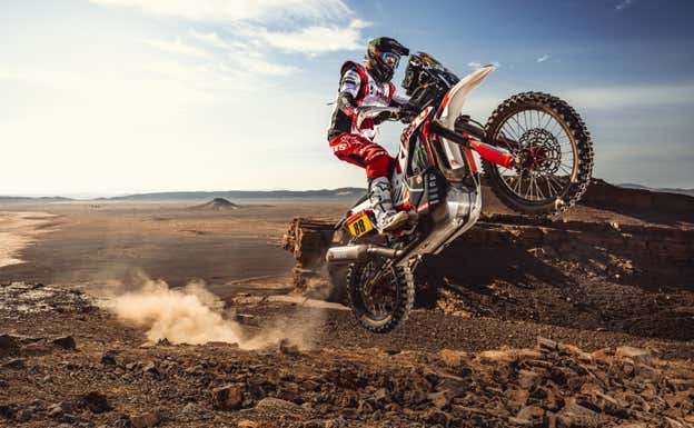 Joan Barreda hace un caballito con la Hero 450 Rally para el Dakar 2024.  Hero